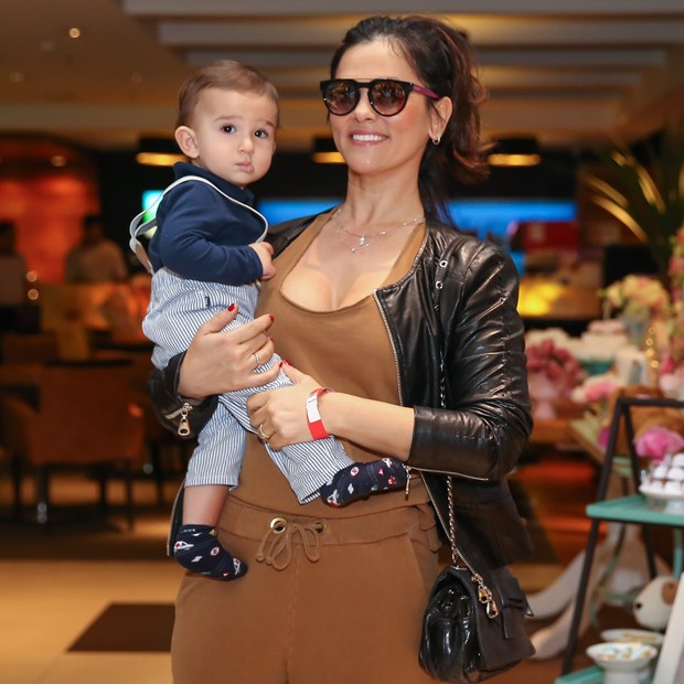 Suzana Alves e o filho, Benjamin (Foto: Manuela Scarpa/Brazil News)