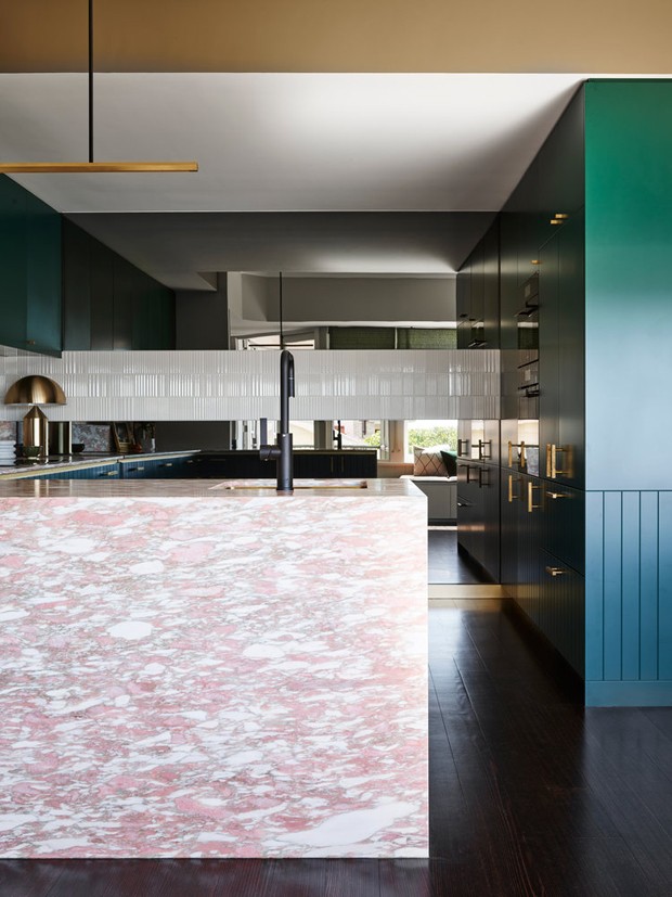 Décor do dia: cozinha com armários verdes e bancada de mármore rosa (Foto: Anson Smart)