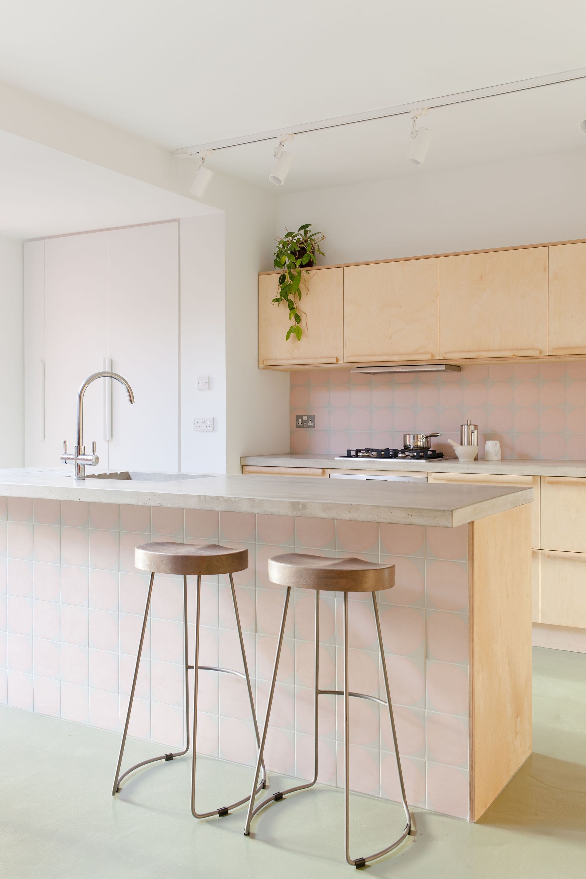 Cozinha com bancada: 6 ideias para deixar a decoração linda e organizada (Foto: Lenny Codd)