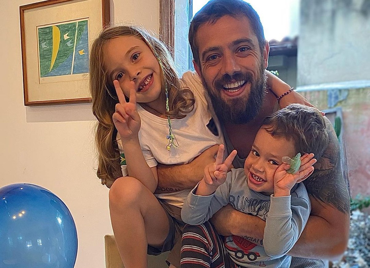 Rafael Cardoso e os filhos, Valentim e Aurora (Foto: Reprodução / Instagram)