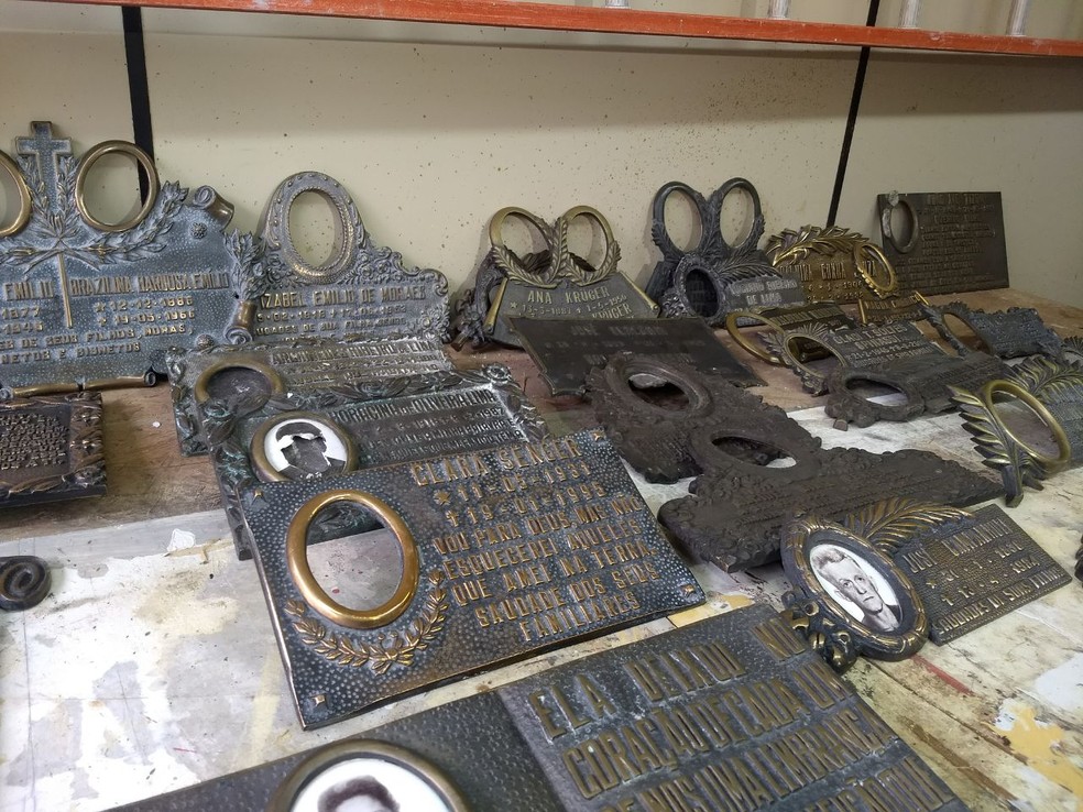 As placas de bronze, segundo a PM, foram devolvidas Ã  administraÃ§Ã£o do cemitÃ©rio, responsÃ¡vel por comunicar os familiares. (Foto: Vanessa Rumor/RPC)