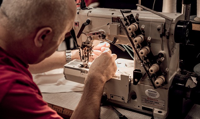 Ao transformar coletes salva-vidas usados por refugiados em acessórios e roupas, o empresário brasileiro Thami Schweichler, de 33 anos, serve de paradigma da nova tendência dos negócios (Foto: Luciana Sposito)