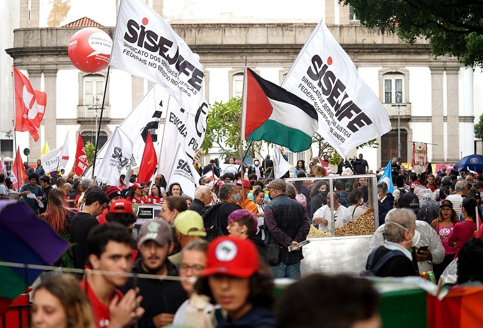 Manifestantes se reúnem no Centro do Rio em ato pela democracia — Foto: Marcos Serra Lima/g1