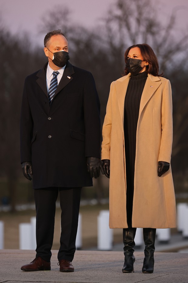 WASHINGTON, DC - JANUARY 19: U.S. Vice President-elect Kamala Harris (R) and her husband Douglas Emhoff (L) arrive for a ceremony to honor the nearly 400,000 American victims of the coronavirus pandemic at the Lincoln Memorial Reflecting Pool January 19,  (Foto: Getty Images)