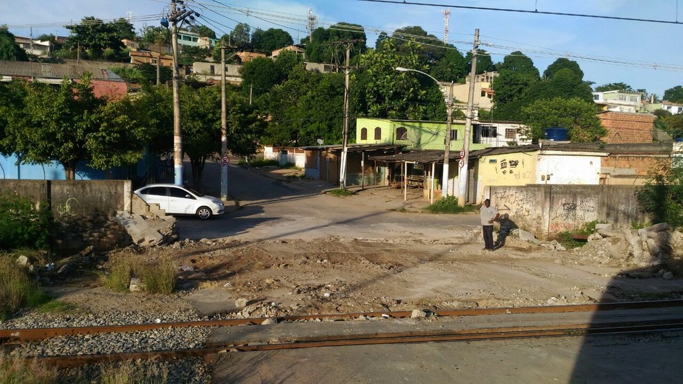 Muro que isola linha férrea foi derrubado com uma retroescavadeira (Foto: Divulgação/SuperVia)
