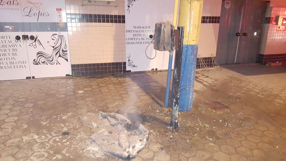 Orelhão também foi queimado em Camboriú (Foto: Bombeiros/Divulgação)