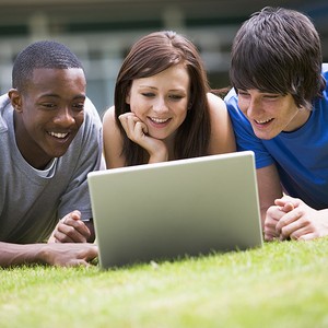 Computador Jovem Internet Redes sociais (Foto: Shutterstock)