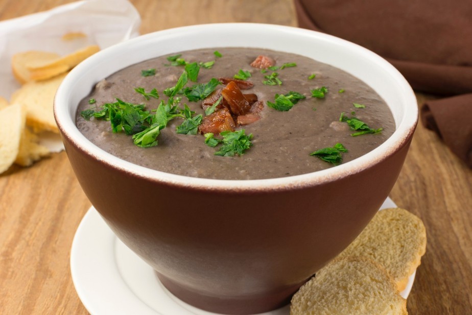 Sopa de feijão é uma ótima opção de prato para dias frios (Foto: Divulgação)