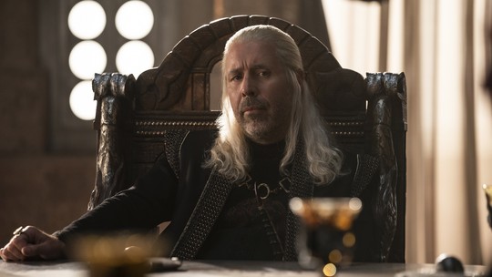 Ator revela que viver rei de 'A casa do dragão' despertou seu lado drag queen 