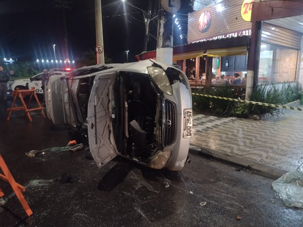 Veículo capotou após bater no portal de entrada da cidade — Foto: Divulgação Polícia Militar
