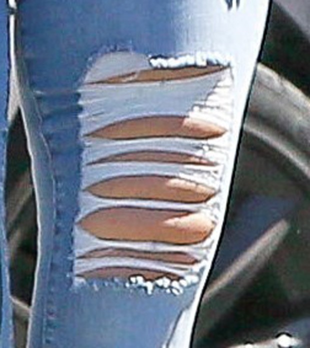 Khloé Kardashian usa calça coladíssima (Foto: AKM-GSI)