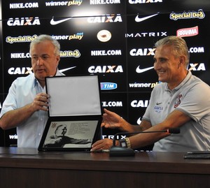 Tite recebe homenagem no Corinthians (Foto: Carlos Augusto Ferrari)