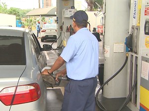 Consumidores foram surpreendidos com alta no preço dos combustíveis em Ribeirão Preto (Foto: Paulo Souza/EPTV)