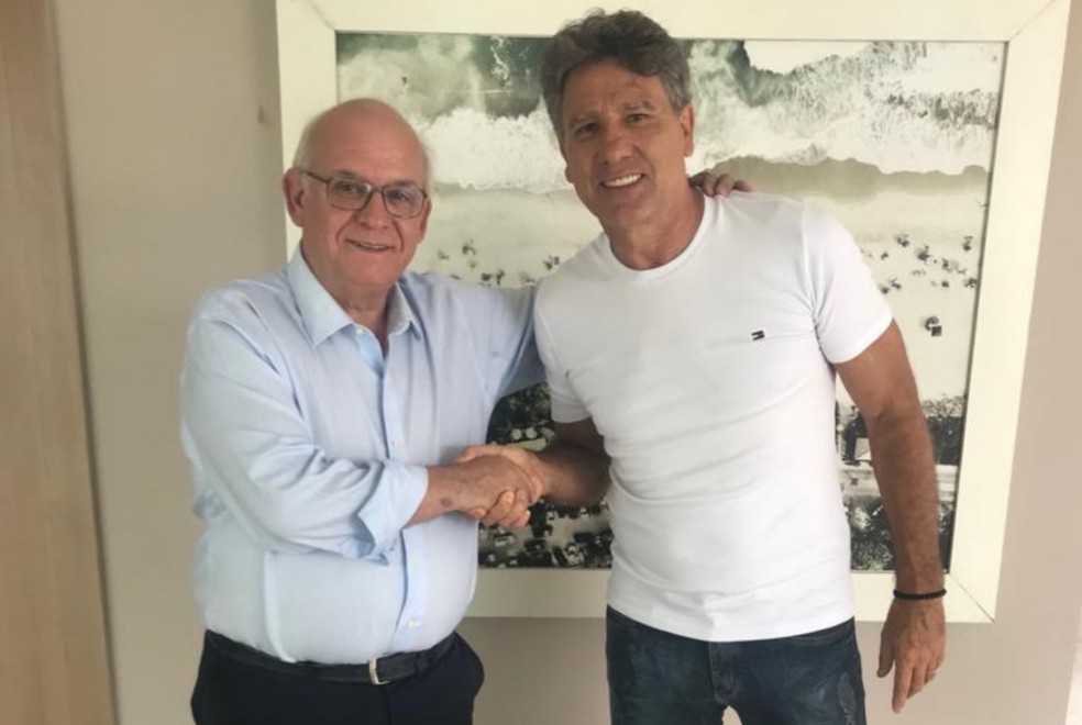 Presidente Romildo Bolzan e Renato celebram renovação — Foto: Divulgação, Grêmio