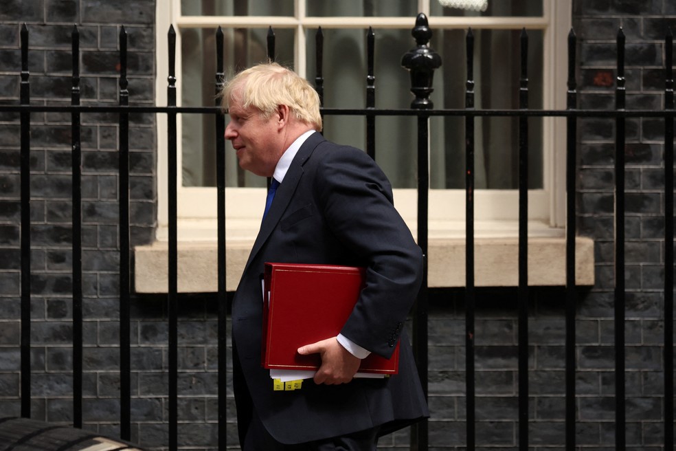 Premiê britânico, Boris Johnson, diante de seu escritória na Downing Street, em Londres — Foto: Phil Noble/REUTERS