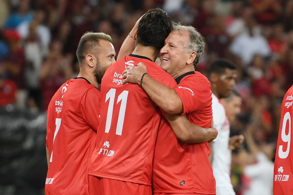 Paquetá comemora com Zico o gol no Jogo das Estrelas — Foto: Alexandre Durão
