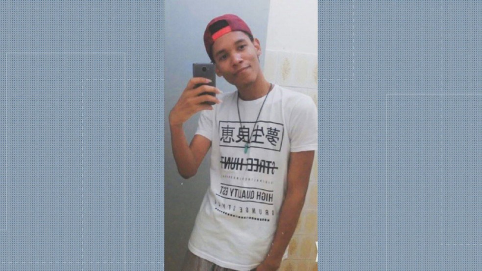 Mateus Domingues Carvalho, de 21 anos, foi atingido na barriga e levado para o Hospital Municipal Lourenço Jorge, na Barra da Tijuca — Foto: Reprodução/ TV Globo