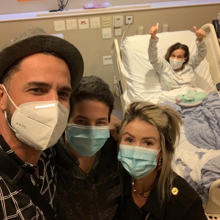 Claudia Rodrigues recebe a visita de Latino no hospital (Foto: Reprodução/Instagram)