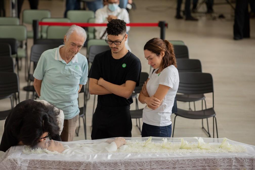 Esposa de Gal, Wilma Petrillo, e Gabriel, filho único da artista, chegam ao velório em SP — Foto: BRUNO ROCHA/ENQUADRAR/ESTADÃO CONTEÚDO