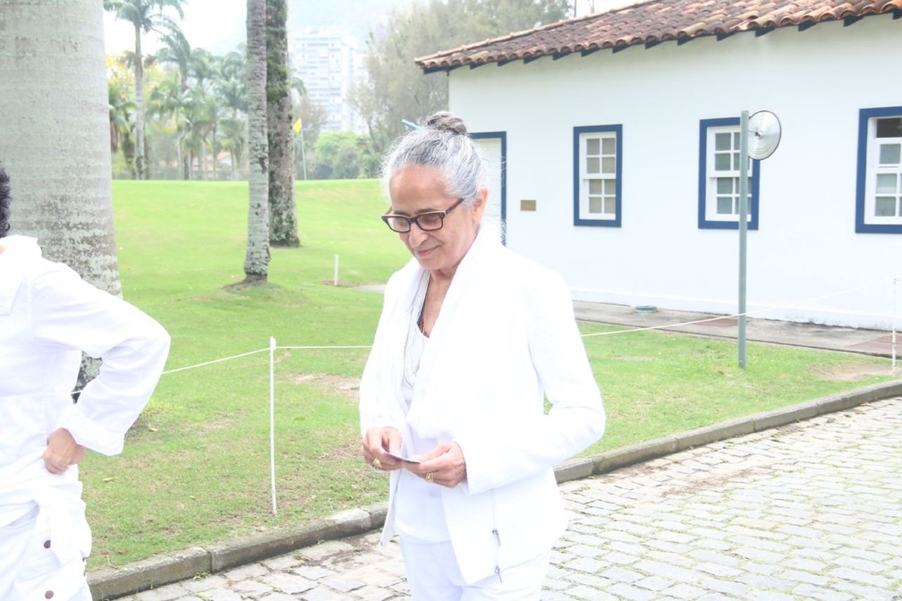 Maria Bethânia, com o título de eleitor nas mãos, chega para votar no Rio — Foto: AgNews