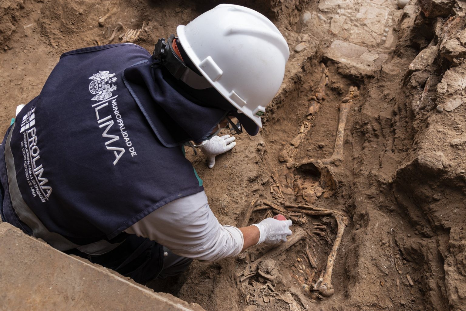 Restos mortais descobertos em hospital de quase 500 anos em Lima, no Peru  (Foto: Município de Lima)