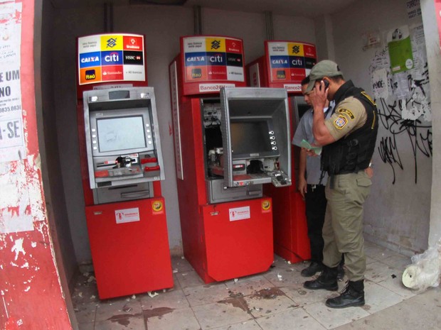 Caixas eletrônicos foram alvos de bandidos em Olinda (Foto: Marlon Costa/Pernambuco Press)