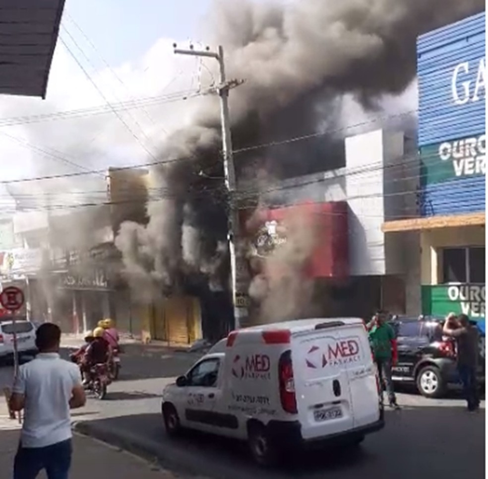 Incêndio foi controlado pelo Corpo de Bombeiros no Centro de Garanhuns — Foto: WhatsApp/TV Asa Branca/Reprodução