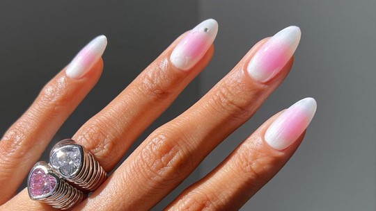 Blush nails: unhas que imitam bochechas coradas são hit no TikTok