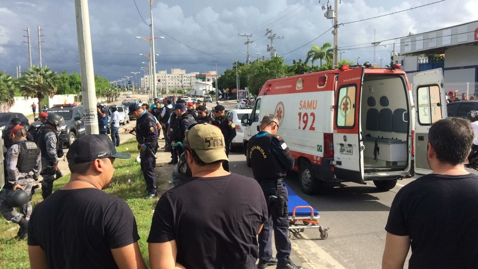 Homem primeiro atira contra o motorista de um carro, recarrega a arma e atira contra a mulher que estava no banco do carona.  (Foto: João Pedro Ribeiro/G1 CE)