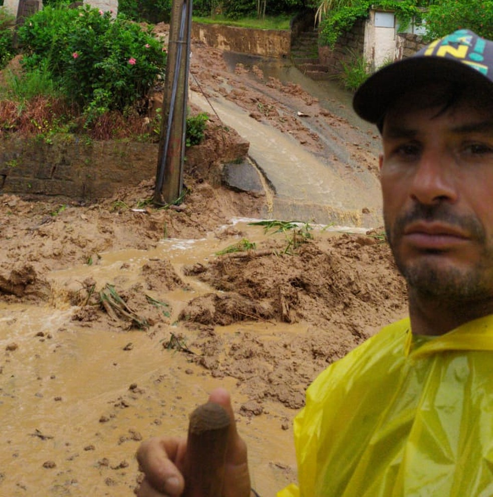 Morador de Florianópolis ajudou Defesa Civil a limpar rua onde mora após deslizamento de terra — Foto: Vanderlei Lopes/Arquivo Pessoal