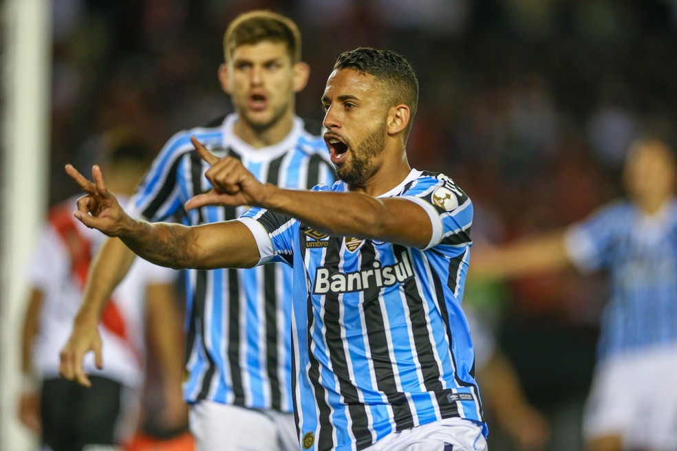 Michel dedica gol a primo que "profetizou" lance — Foto: Lucas Uebel/Grêmio/Divulgação