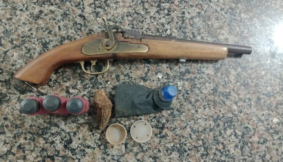 Arma de fogo apreendida com o suspeito. — Foto: Divulgação / Polícia Civil do Maranhão