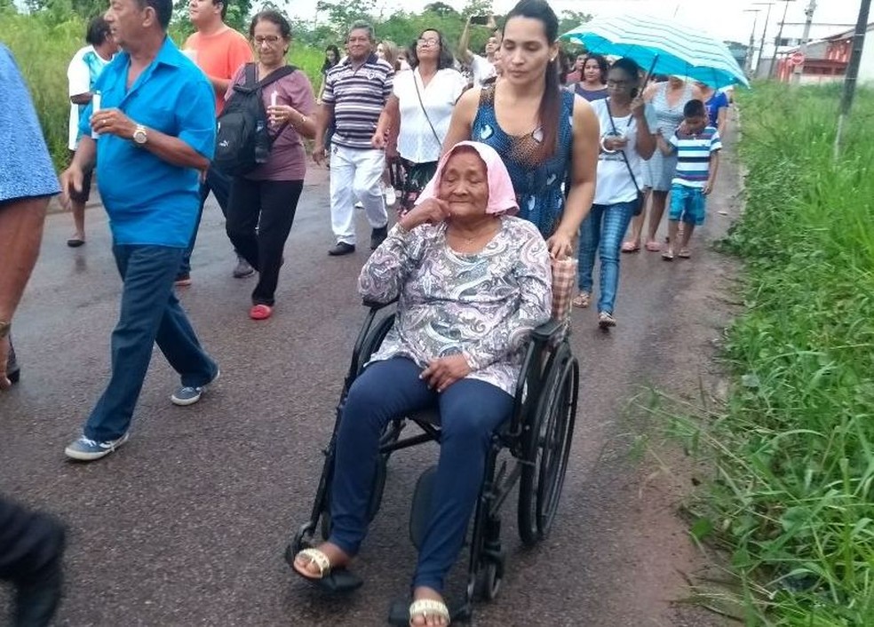 Lucimar foi levada pela filha. Ela teve um AVC há dois anos e é devota de Nossa Senhora Aparecida (Foto: Luan Cesar/G1)