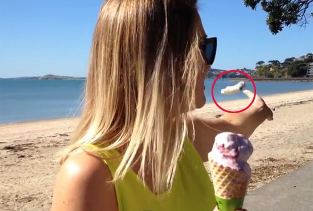 Jovem fez sucesso no YouTube após seu sorvete ser atingido por excremento de pássro (Foto: Reprodução/YouTube/Julie Bresnan)