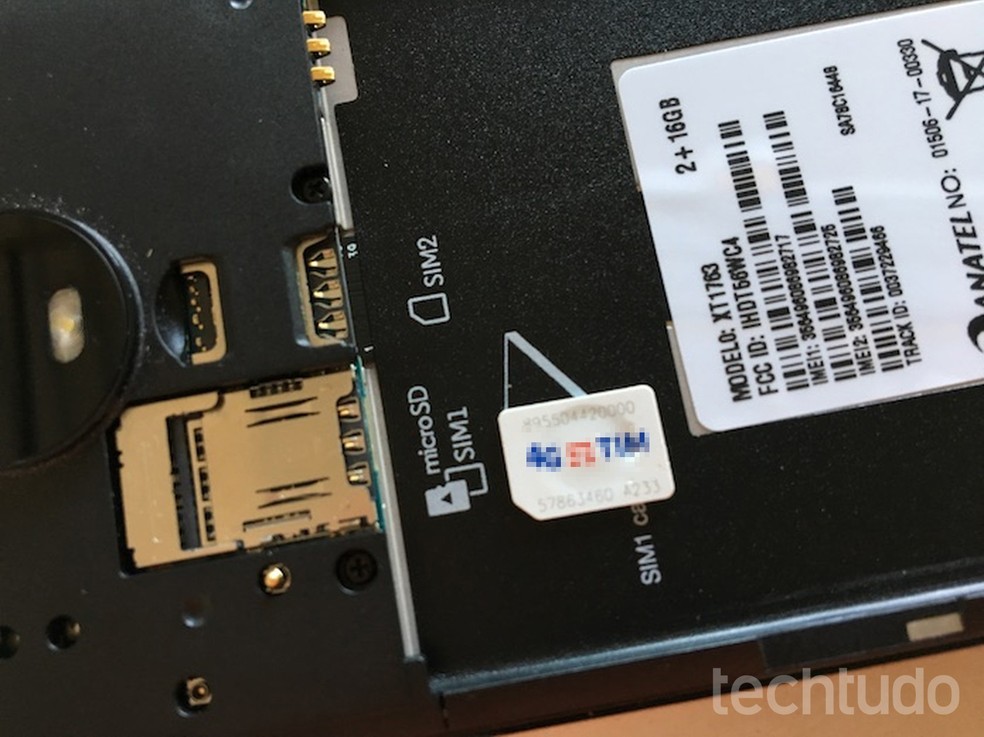 Moto E4: insira os chips na posição que aparece na foto  (Foto: Helito Bijora/TechTudo)