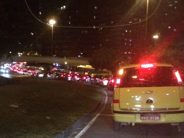 Trânsito ficou muito ruim no entorno de Copacabana (Foto: Marcelos Elizardo / G1)