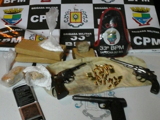 No Fox usado na fuga, foram encontradas armas, munições e drogas, em Sapucaia do Sul (Foto: Divulgação  / Brigada Militar )