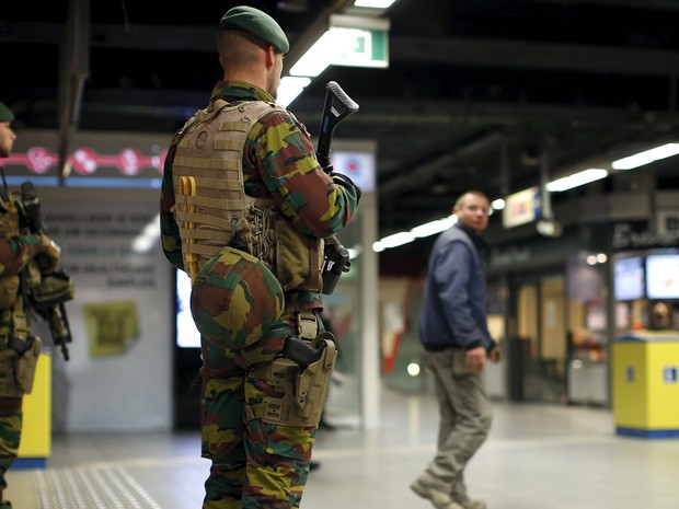 Soldados belgas são vistos na estação Central de metrô de Bruxelas, na quarta (25) (Foto: Reuters/Benoit Tessier)