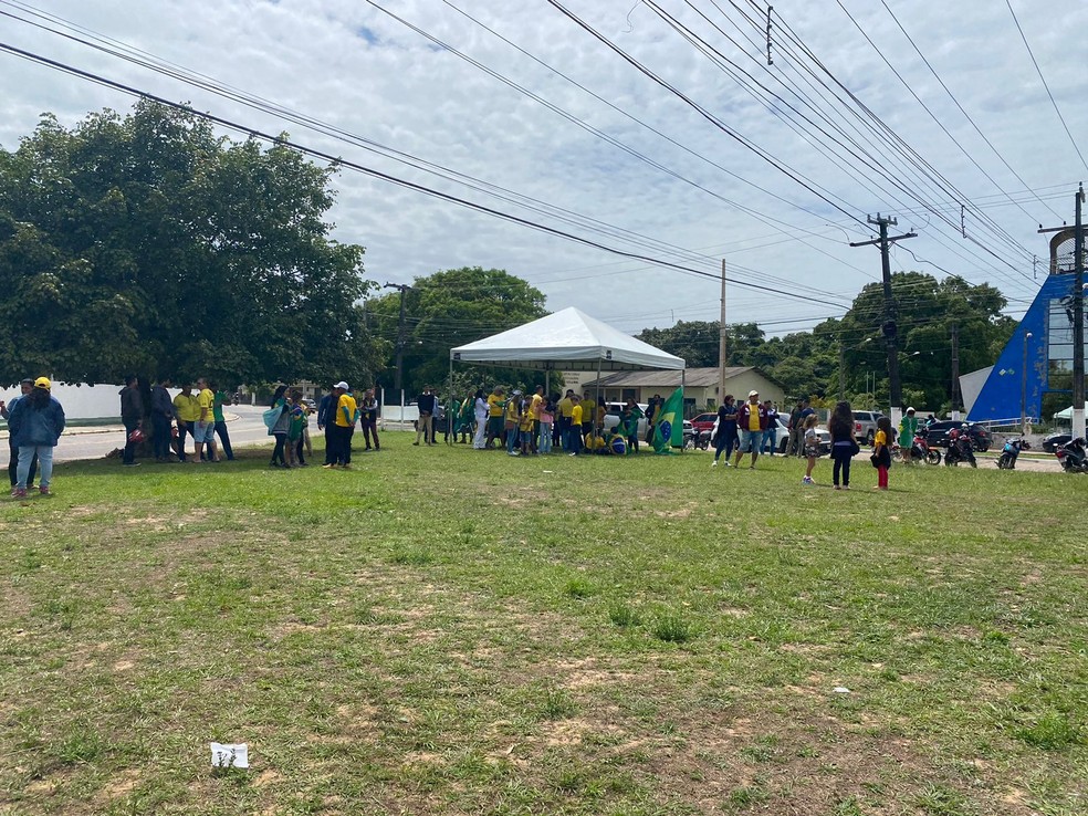 Em Cruzeiro do Sul, manifestantes se reúnem na praça principal da cidade nesta quarta-feira (2) — Foto: Bruno Vinícius/Rede Amazônica