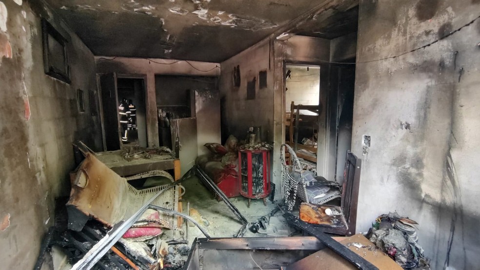 Incêndio atingiu um dos apartamentos no Vale Bentes, em Maceió, e causou destruição — Foto: Erik Maia/TV Gazeta