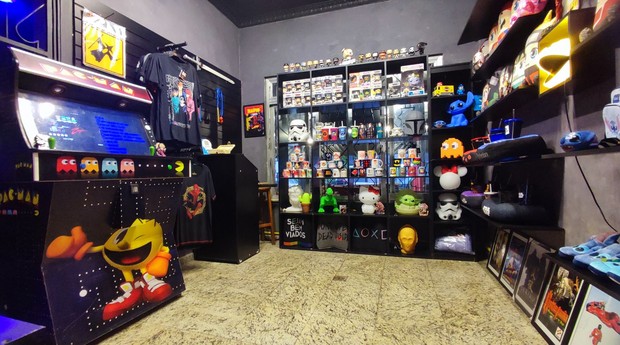 Loja Raposa Nerd funciona em uma sala dentro do coletivo Save Point e conta com produtos e fliperama (Foto: Divulgação/Raposa Nerd)
