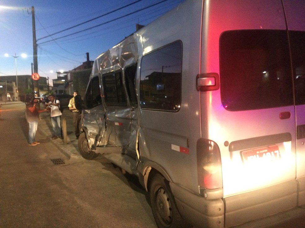 Acidente com van na Avenida Suburbana, em Salvador (Foto: Anna ValÃ©ria/TV Bahia)