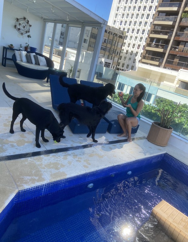 Fernanda Thuran e seus cães de estimação na área externa de cobertura (Foto: Arquivo pessoal)
