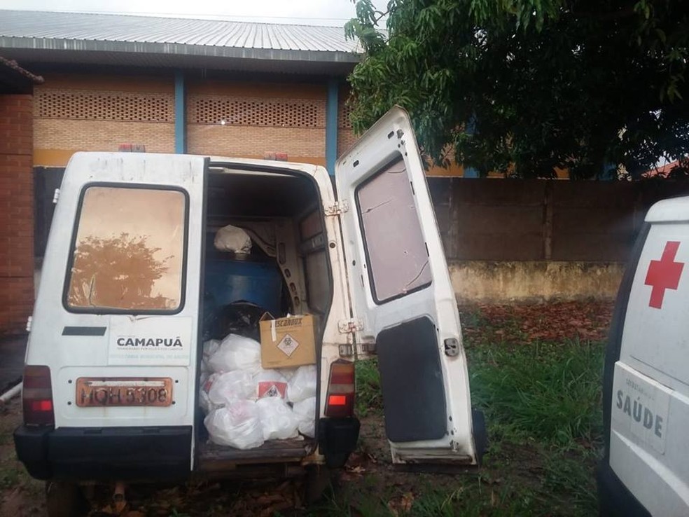 Ambul&Atilde;&cent;ncias est&Atilde;&pound;o paradas em p&Atilde;&iexcl;tio de posto de sa&Atilde;&ordm;de de Camapu&Atilde;&pound;. &acirc;?? Foto: Divulga&Atilde;&sect;&Atilde;&pound;o/Facebook