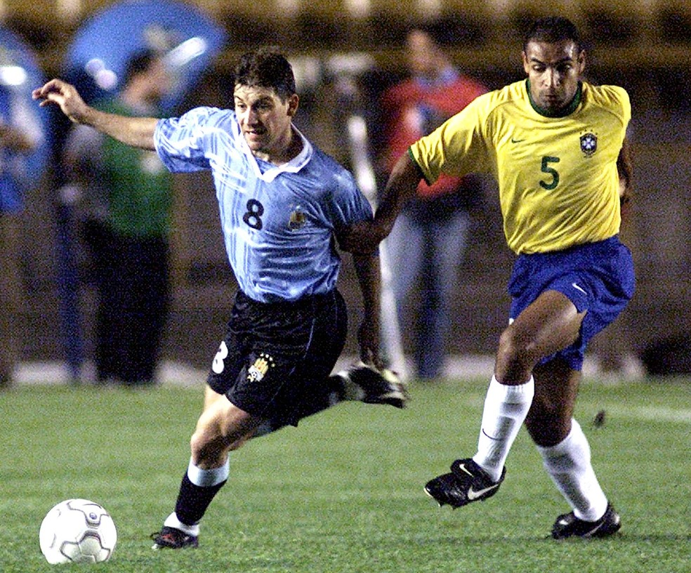 Fabián O'Neil (à esquerda) em ação pela seleção do Uruguai — Foto: AFP via Getty Images