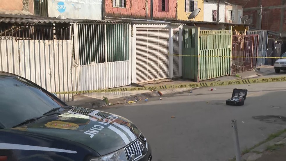 Polícia Civil isola casa na QN 8 do Riacho Fundo 2, no DF, onde homem de 28 anos foi encontrado carbonizado — Foto: TV Globo/Reprodução