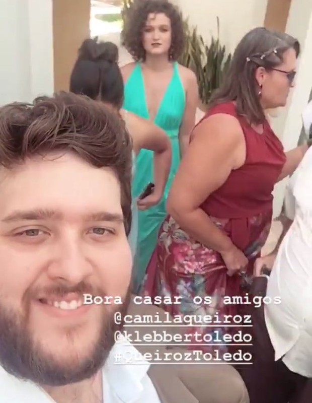 Felipe Hintze e a família prontos para o casamento de Camila Queiroz (Foto: Reprodução/Instagram)