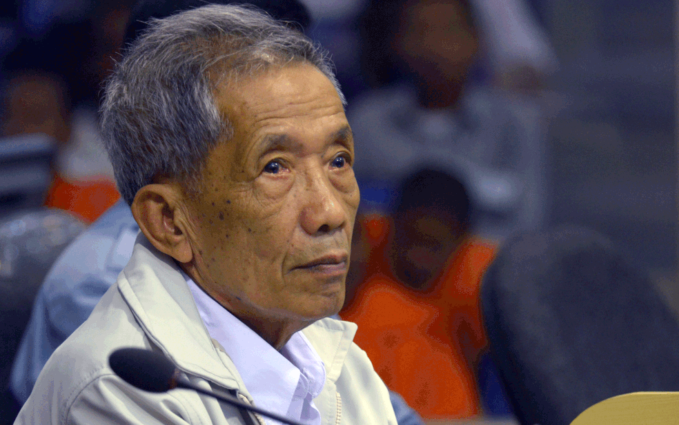 Kaing Guek Eav, mais conhecido como ‘Duch’, em 2012 — Foto: Nhet Sokheng / ECCC / Arquivo / via AFP Photo