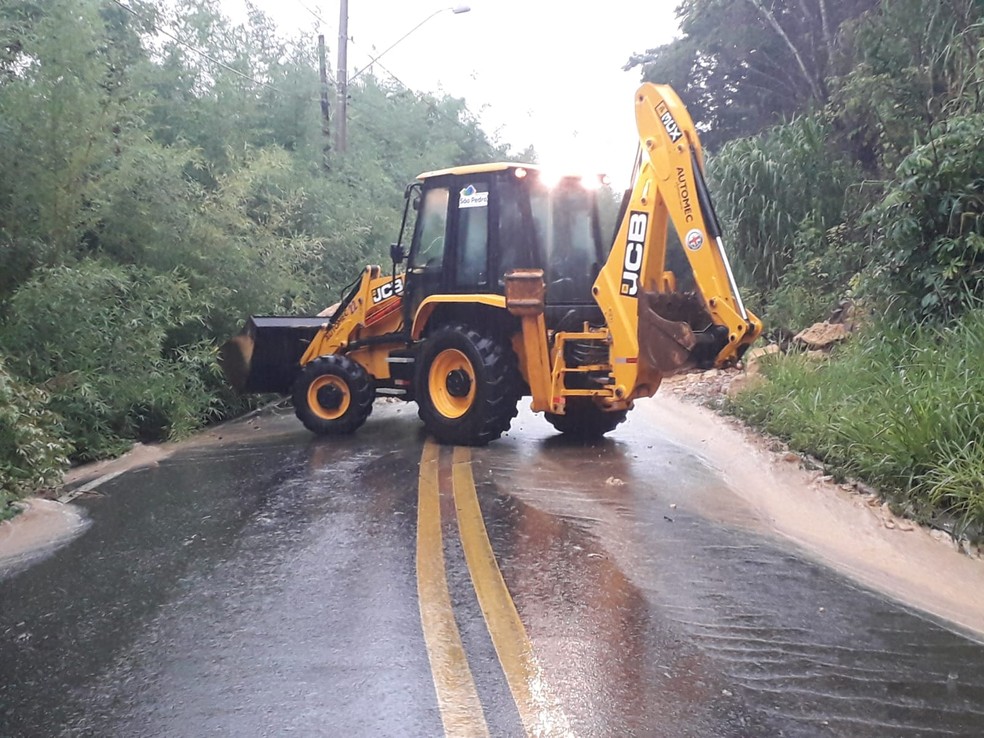 Trecho onde pedras caíram em São Pedro foi liberado, diz prefeitura — Foto: Defesa Civil de São Pedro