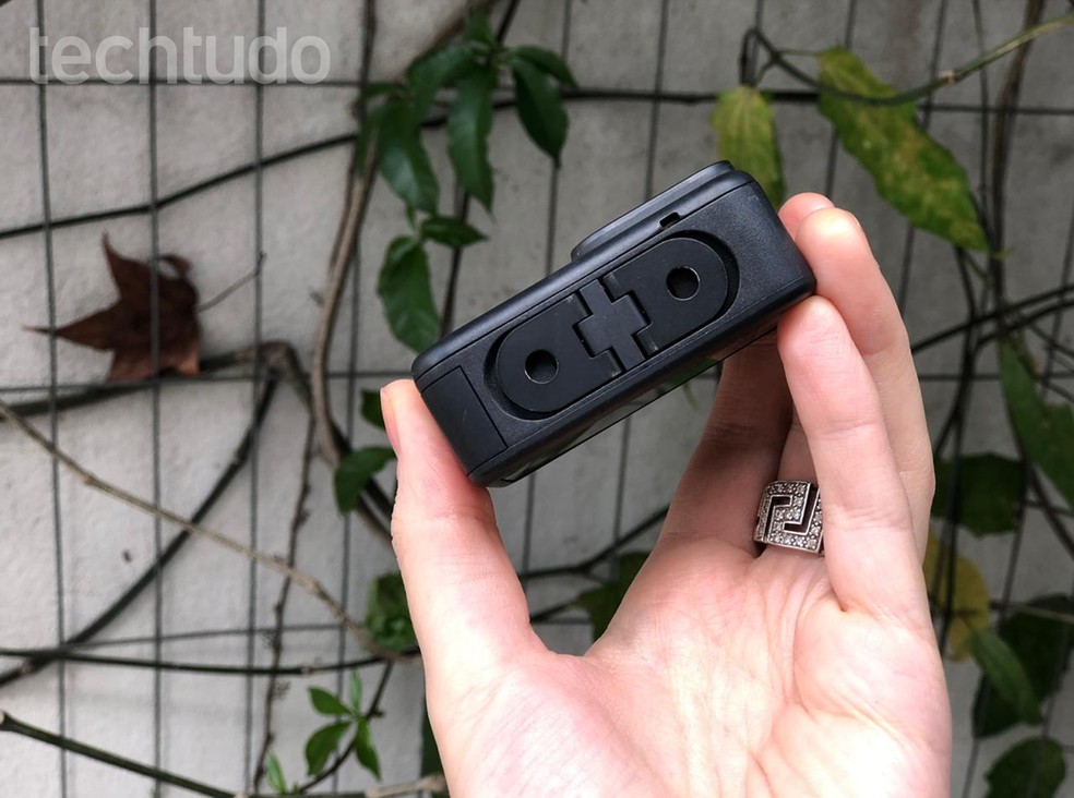 GoPro Hero8 Black: "folding fingers" na base da câmera facilitam a montagem do dispositivo — Foto: Luciana Maline/TechTudo